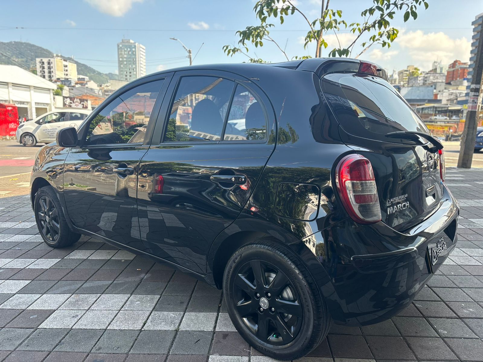 NISSAN MARCH ADVANCE AUTOMÁTICO