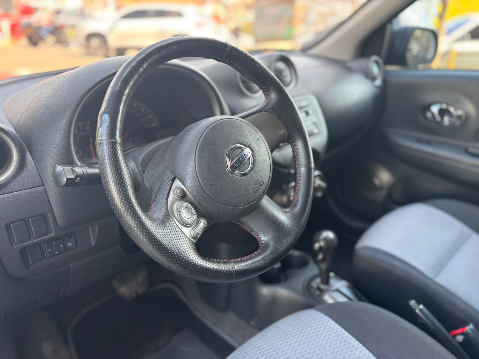 NISSAN MARCH ADVANCE AUTOMÁTICO